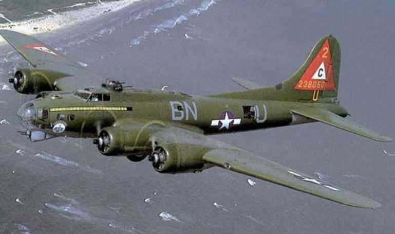 BOEING B-17 Flying Fortress B17 aircraft photograph
